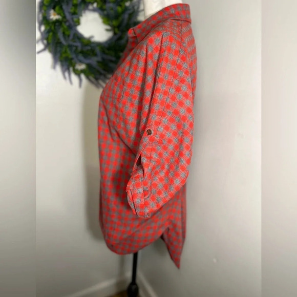 Easel of Los Angeles, S, oversized red and gray check roll tab, 3/4 sleeve - Picture 2 of 8